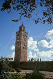 Image du Maroc Professionnelle de  L'ancien minaret de la Koutoubia, érigé en pierre de taille, son édification fut décidée en 1158 par le sultan Almohade Abdel Moumen aussitôt après sa conquête de Marrakech. Devenu l'emblème de la ville touristique du Maroc, ce vieux minaret nécessite une restauration car il est incliné de quelques degré et risque de s'écrouler si rien n'est fait, photographié le Vendredi 19 Décembre 1986. (Photo / Abdeljalil Bounhar)